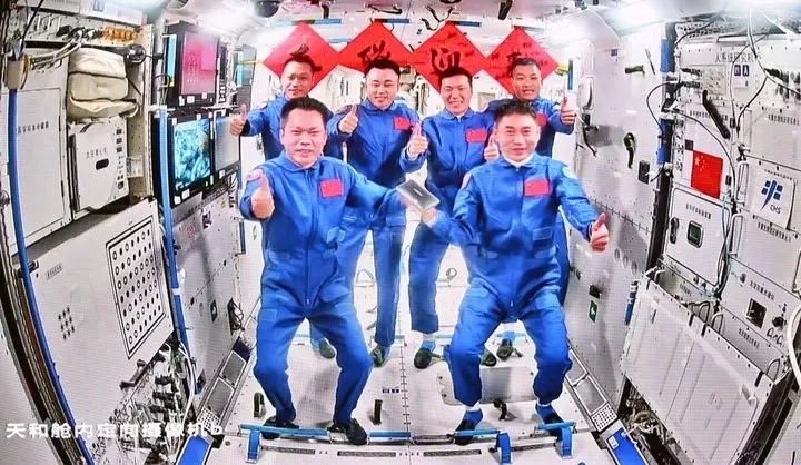 神舟十八号航天员